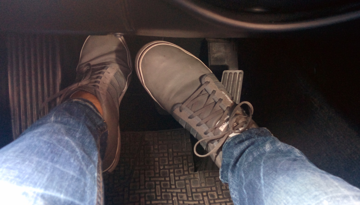     Почему водители так часто путают педали газа и тормоза Фото carthrottle.com