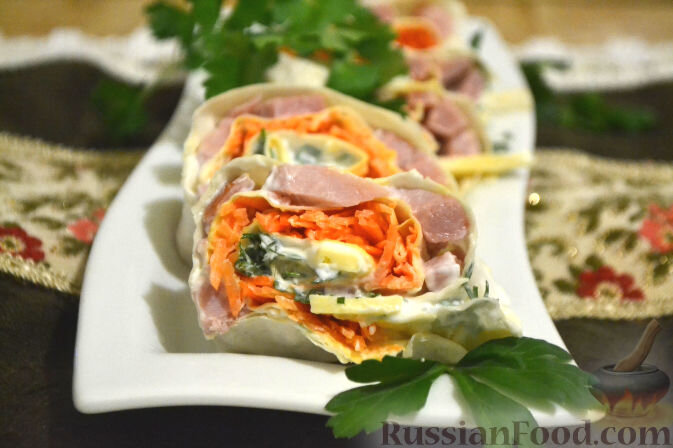 лаваш, ветчина, сыр твёрдый, сыр плавленый, морковка корейская, укроп, петрушка, чеснок, майонез