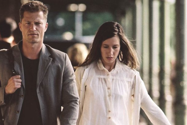 Кадр из фильма "Босиком по мостовой"