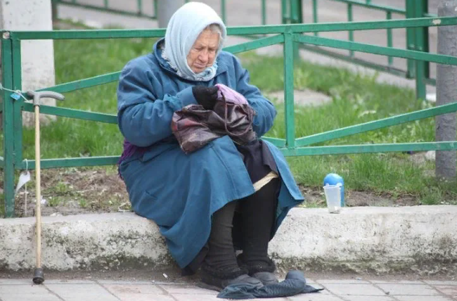 Бомж блондинке. Старушка в городе.