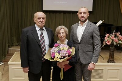   Глава Солнечногорска поздравил преподавателя детской школы искусств с 80-летним юбилеем © Пресс-служба администрации г.о. Солнечногорск