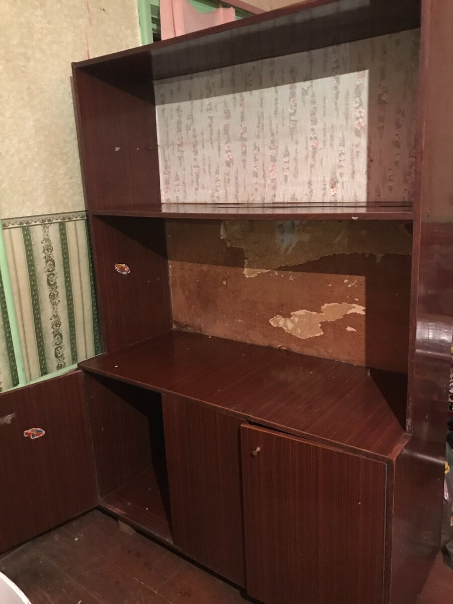 Сервант освобождён от пыли и содержимого