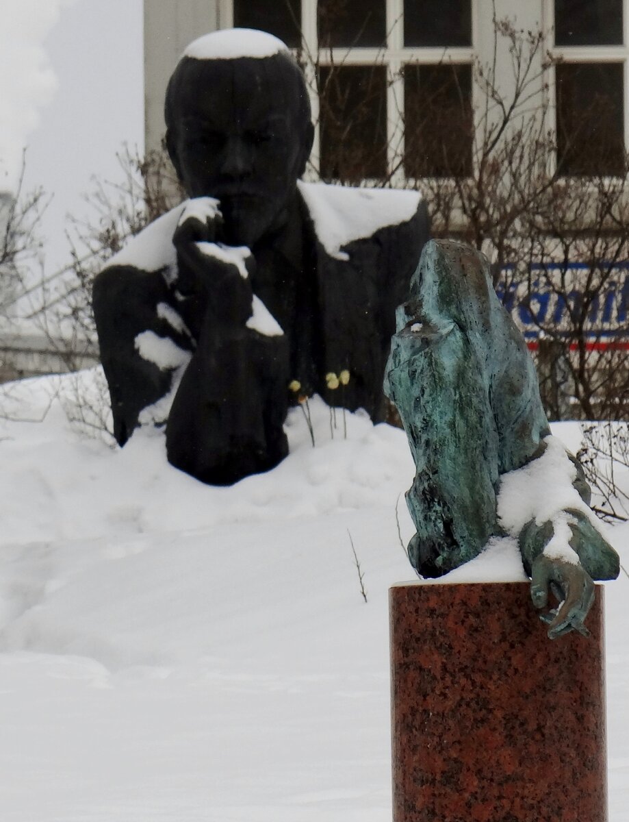 Пока курит, а там, глядишь и плавится будет