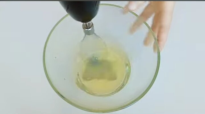 ОХЛАЖДЁННЫЕ БЕЛКИ ВЗБИВАЕМ ДО КРЕПКИХ ПИКОВ (проверяем, миску переворачиваем с взбитыми белками, если не стекают белки, значит  белки взбиты отлично) 