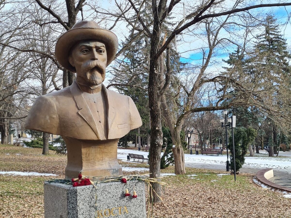 Памятник К.Хетагурову в Пятигорске