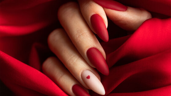    Золото и гармоничная многоцветность: популярные дизайны маникюра февраля Чойгана Салчак