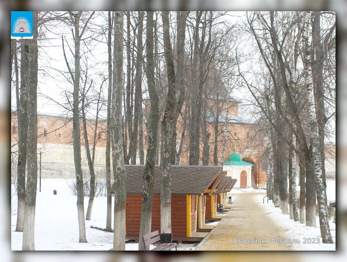 Проход через парк к Никольским воротам и часовне.