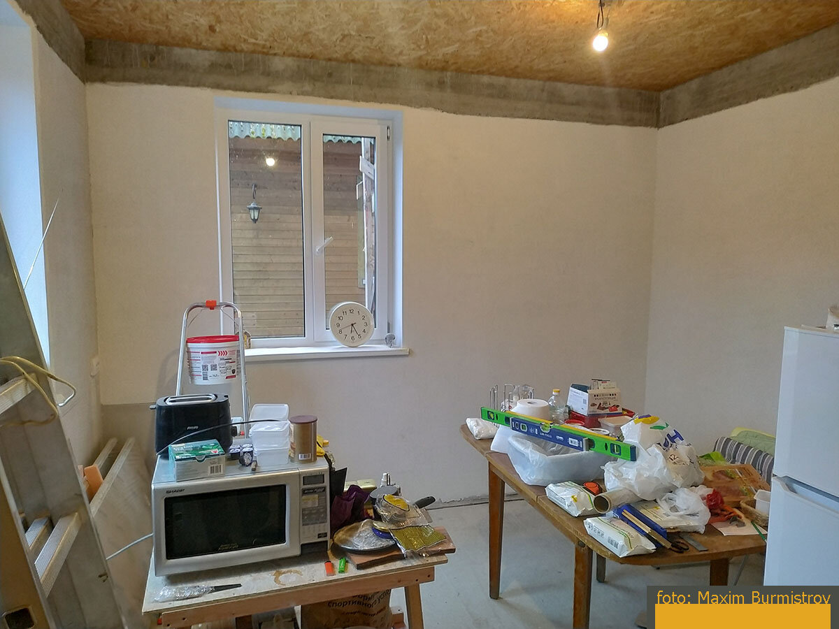 Стены на кухне надо довести до ума, прежде чем приступать к водопроводу, отоплению и работами с полом.