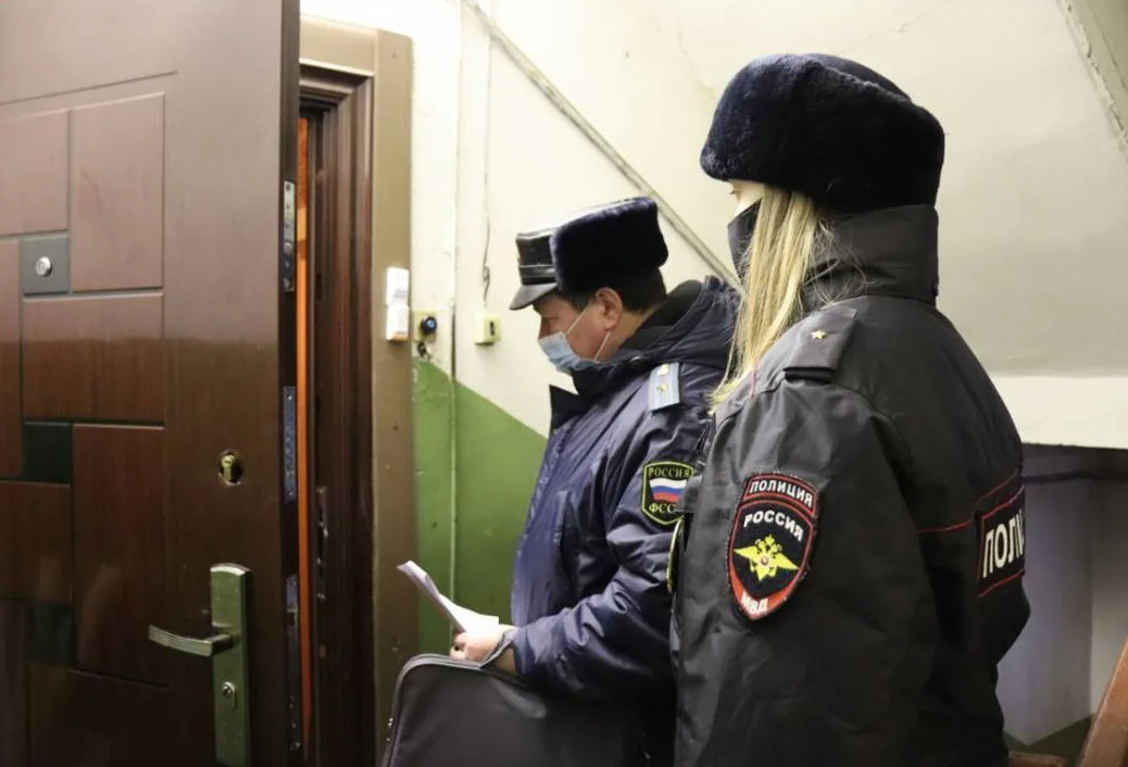 Квартира иностранных граждан. Поквартирный обход полиции. Полиция вскрывает квартиру. Полицейские ходят по квартирам. Сотрудник полиции обход