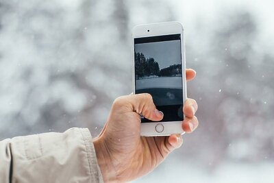    Фотографирует на смартфон ©