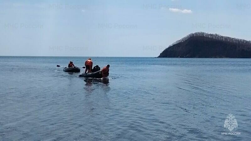    Двух мужчин, вышедших в море на надувной лодке в районе бухты Лазурной во Владивостоке, ветром унесло далеко от берега. Незадачливых рыбаков спасли сотрудники МЧС России, сообщили в пресс-службе чрезвычайного ведомства.
