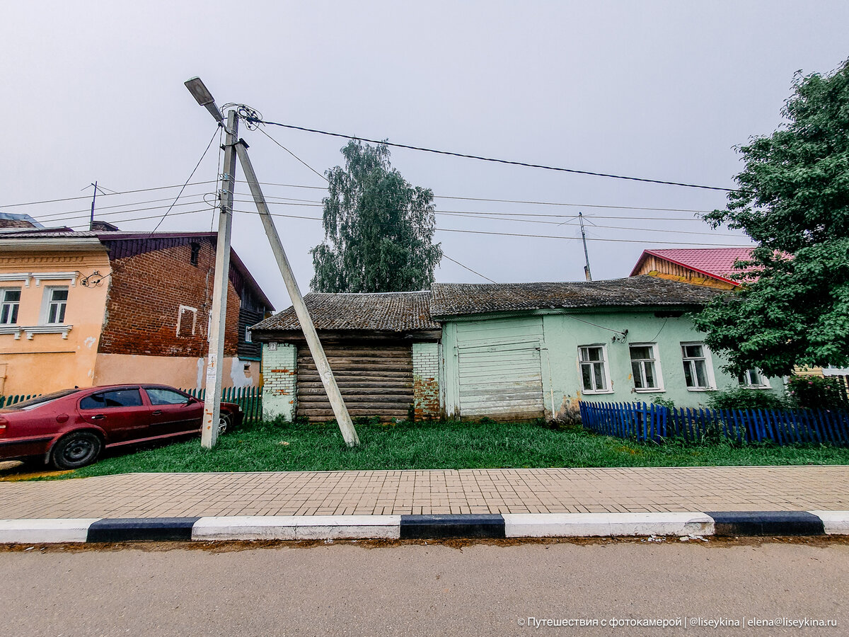 Ещё несколько десятков лет назад это село ничем не выделялось на фоне остальных. Ряды покосившихся домиков, отваливающиеся резные наличники, храм на берегу неглубокой петляющей речушки.-6