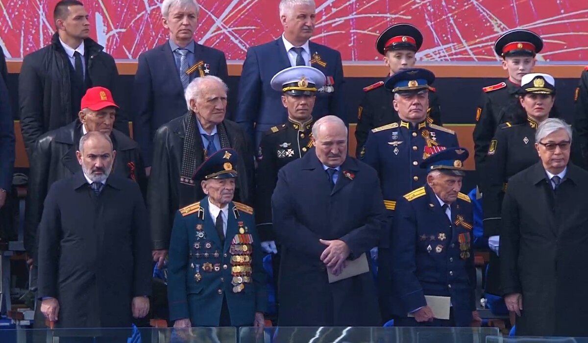  На трибуне в Москве.   фото: картинки  яндекса.