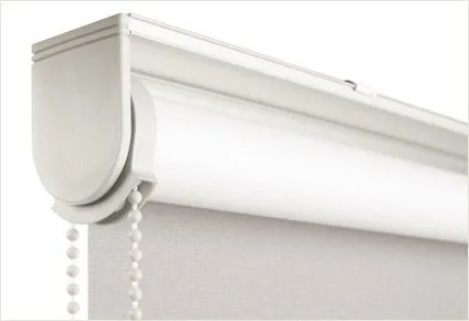 Крепление к потолку с помощью монтажного профиля.