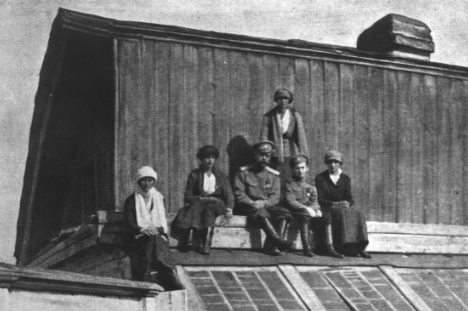Николай с детьми на крыше во время пребывания в Тобольске