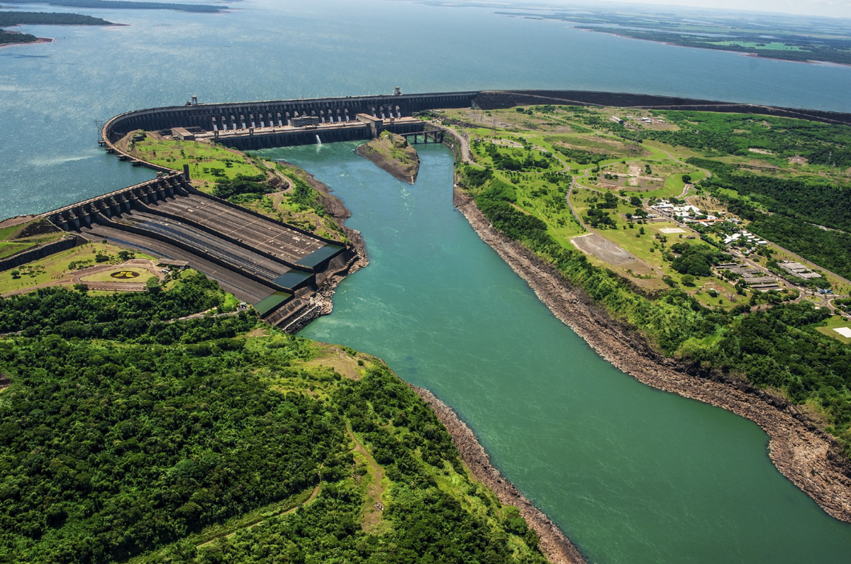 В какой стране крупнейшая гэс. Итайпу Бразилия ГЭС. Парагвай ГЭС Итайпу. Гидроэлектростанция Итайпу. Плотина Итайпу в Парагвай.