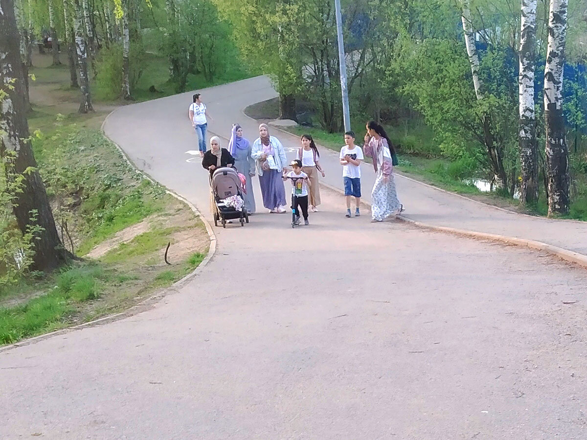 слева - велодорожка. справа - пешеходная дорожка, но она пешеходам не интересна. по велодорожке всегда удобнее.