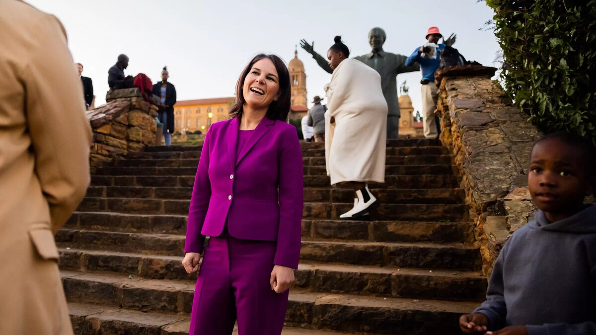 Министр иностранных дел Германии Анналена Бербок беседует женщиной во время визита в Южную Африку. Архивное фото