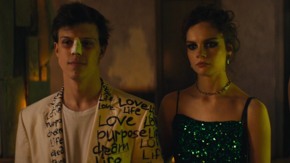 Григорий Верник и Дарья Алыпова. Кадр из сериала "Немодельное агентство".