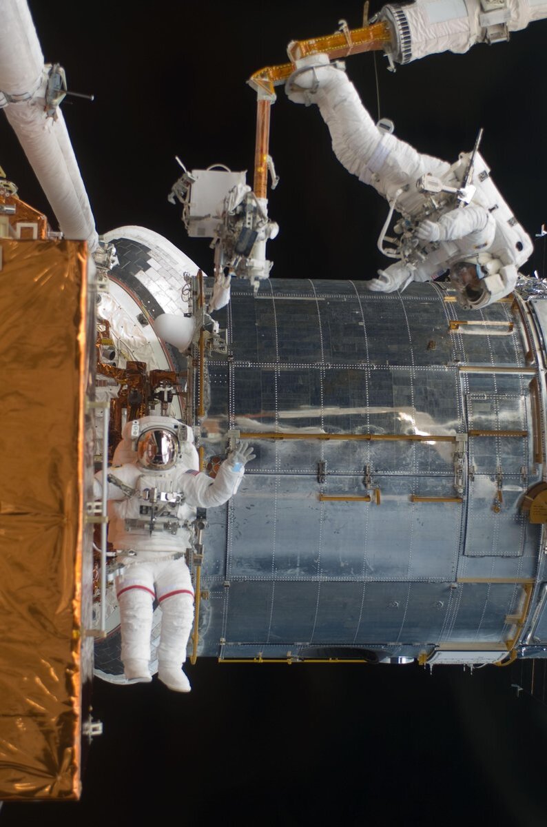 В «интернетах» ходит байка о том, что по завершении технического обслуживания телескопа Hubble «астронавты решили сделать пробный кадр, чтобы посмотреть, всё ли пришло в норму.-2-2