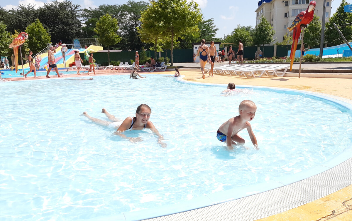 Мы с младшим  сыном в самом мелком и тёплом бассейне в аквапарке Анапы "Тики-Так". О нём речь будет в тексте
