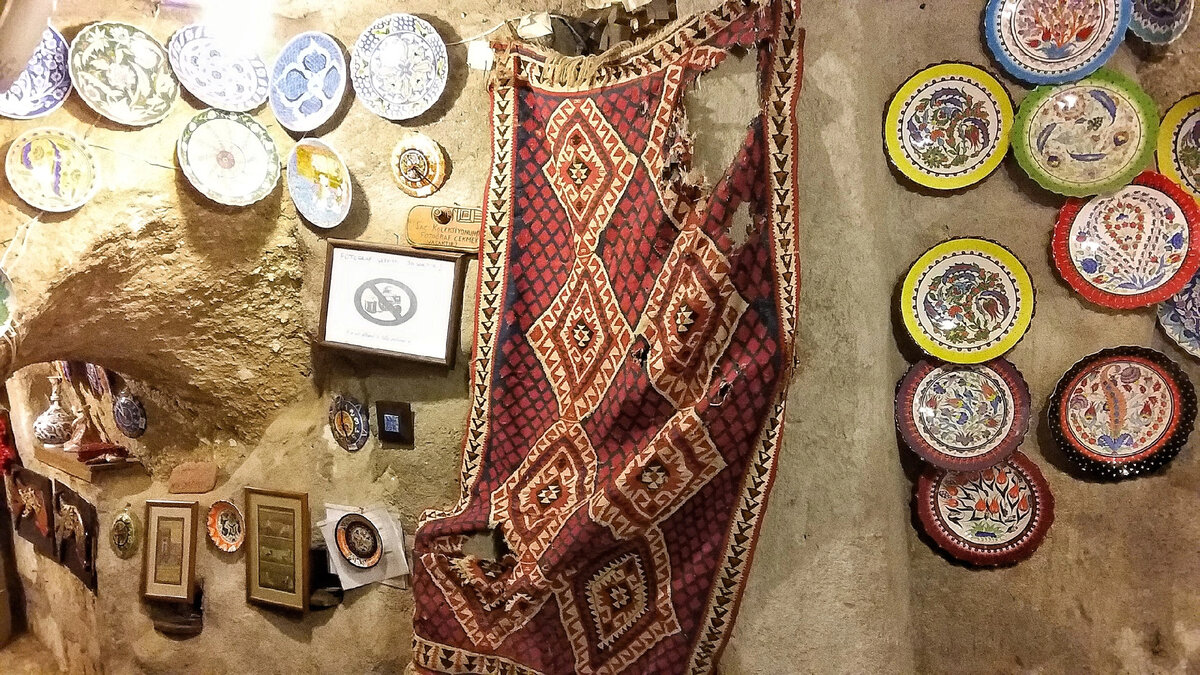 Тут какой-то проем, то ли дверь, то ли окно, завешанное старым порванным ковром. В нем дырки, через которые я сделал пару фоток. Здесь все такое драное и старое