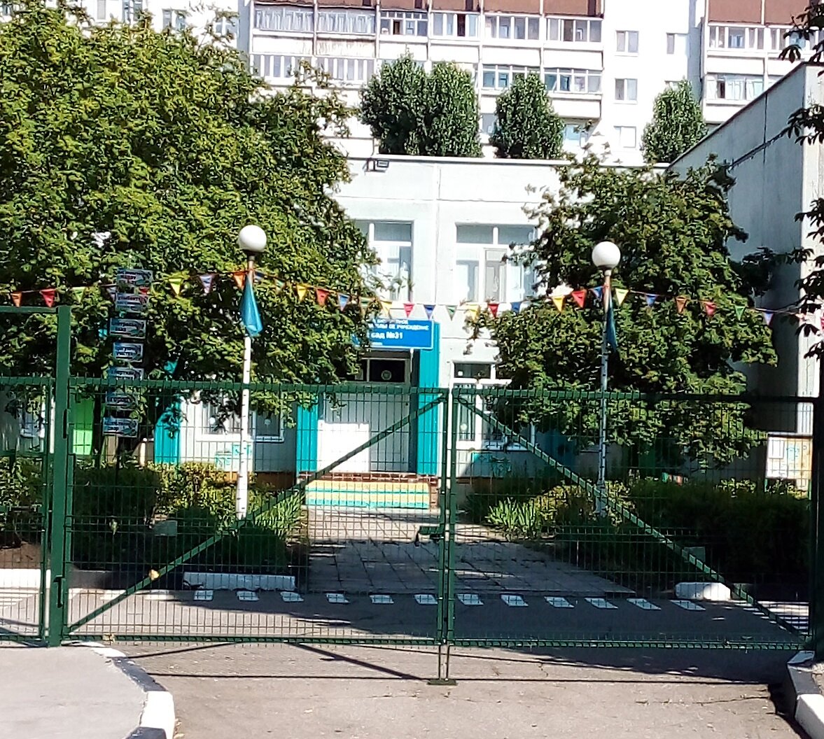 Детский сад в окружении тополей, обрубленных на столб.