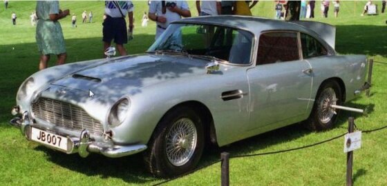 Aston Martin DB5, оснащенный разными шпионскими гаджетами.