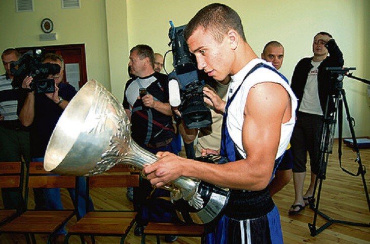 Василий Ломаченко с кубком Вэла Баркера