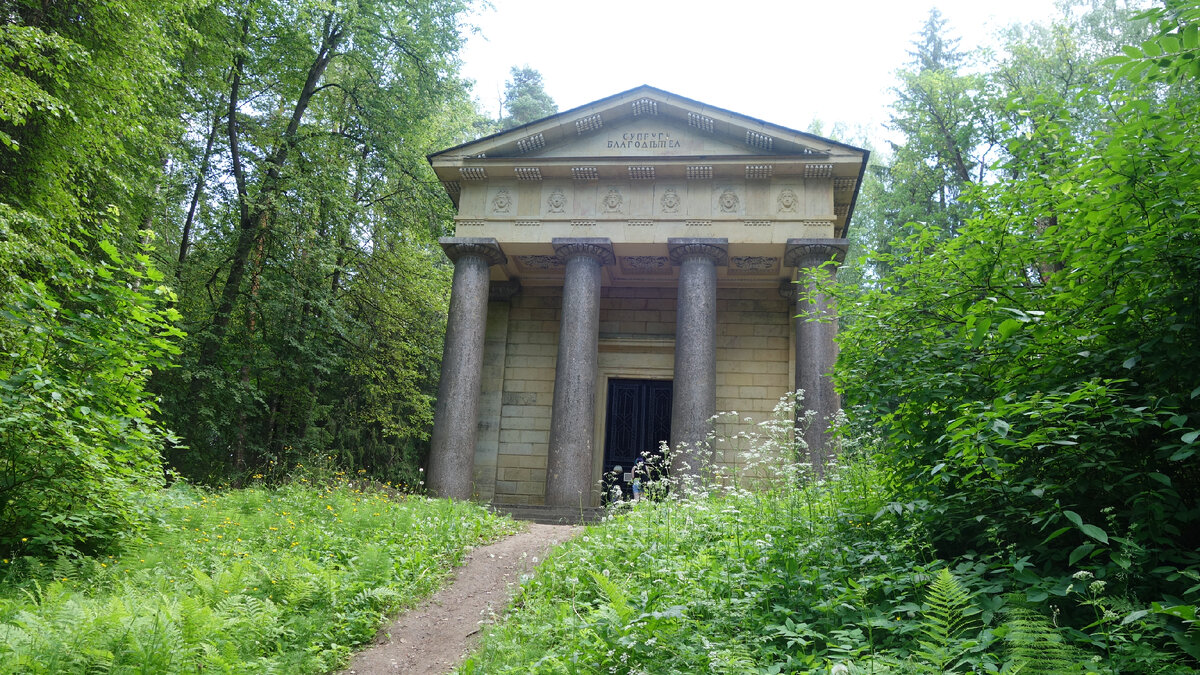 К Мавзолею ведут достаточно широкие и удобные тропы.