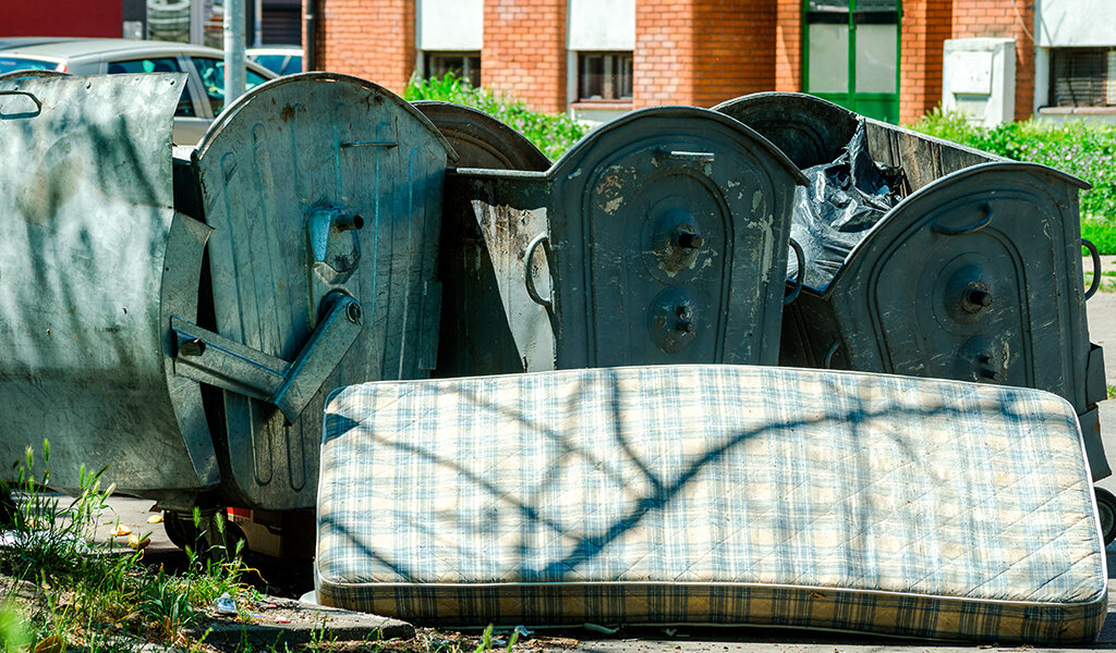 Оставлять старый матрас у мусорного контейнера возле дома запрещено законом