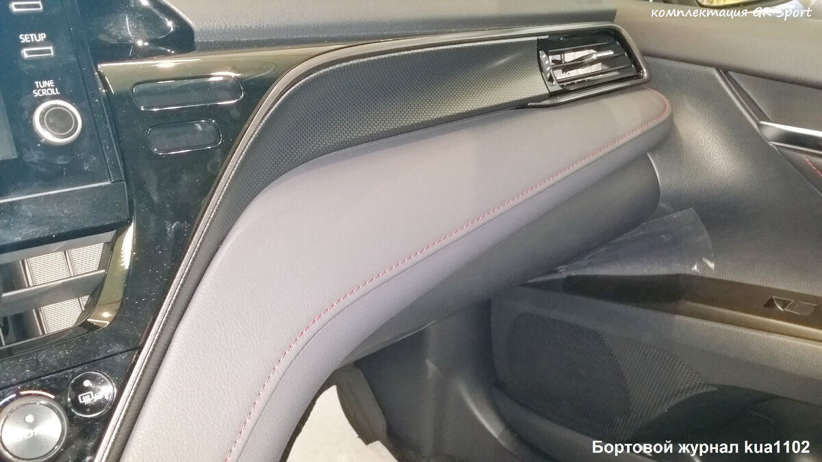 Торпедо в районе места переднего пассажира, комплектация GR Sport. Автор фотографии kua1102