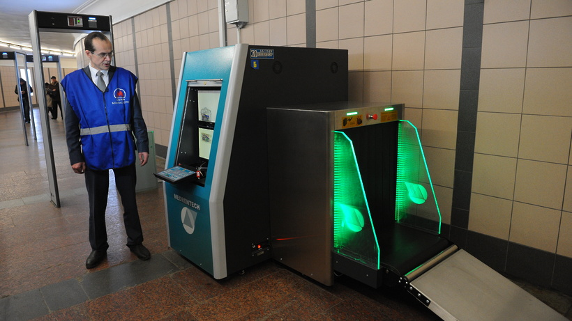 Работа внутри аппарата. Досмотровая зона Московского метрополитена. Служба безопасности Московского метрополитена. Инспектор досмотровой зоны Московского метрополитена. Досмотровые приборы в метрополитене.