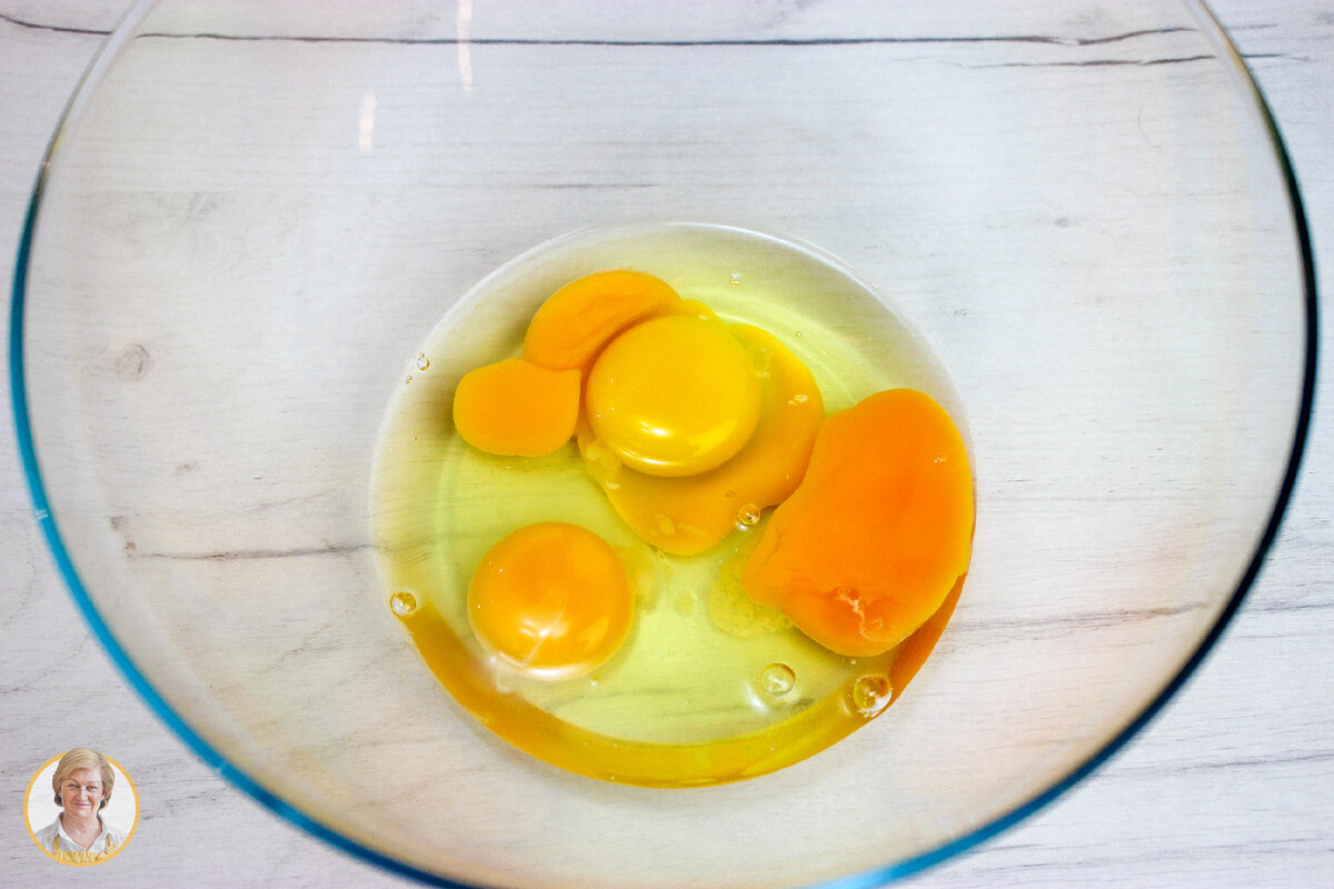 Тесто готовится быстро, сразу включаем духовку на 180 градусов. Взбиваем яйца с солью в пену. 