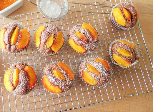 Маффины с персиками и какао