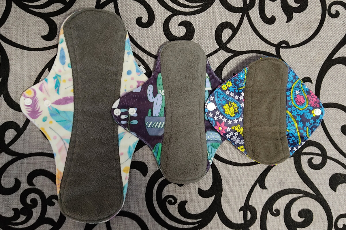 Многоразовые прокладки трех размеров: так называемые "ночные", стандартные и "ежедневки"