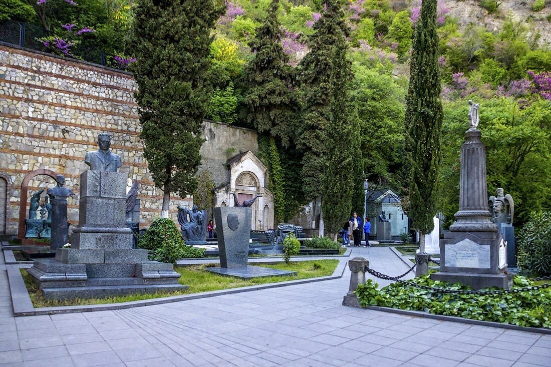 Пантеон на Мтацминде. Источник: https://v-georgia.com/showplaces/park-razvlechenij-i-attrakcionov-bombora-na-gore-mtacminda/