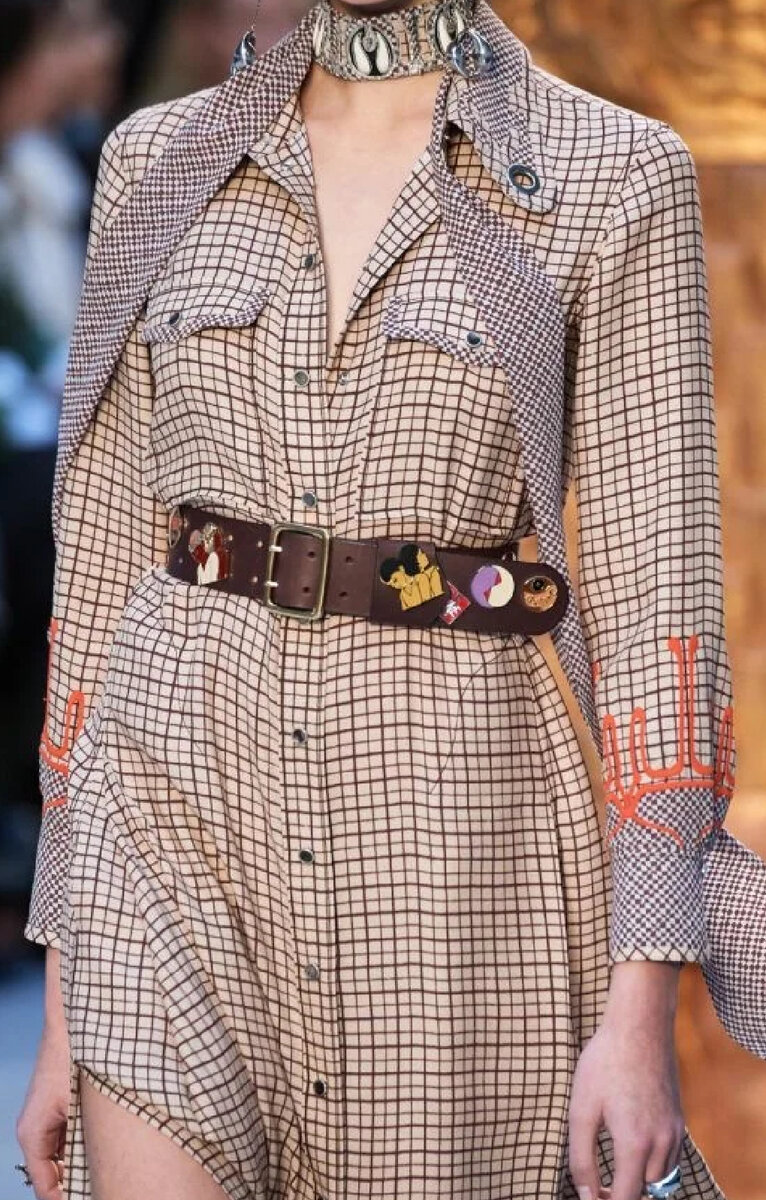 акцент- на талию и ремень с оригинальной отделкой! 