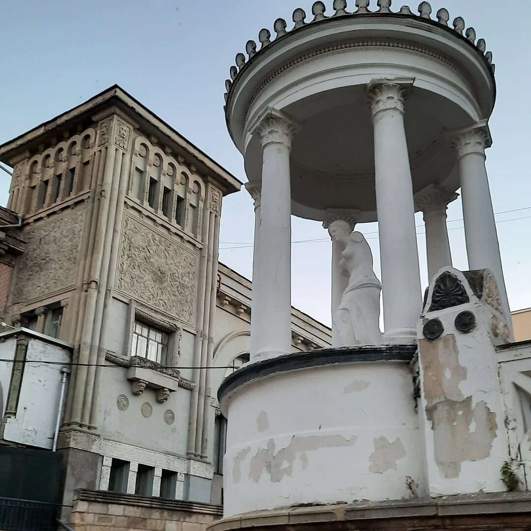 Вилла Милос на первом плане и вилла Виктория.