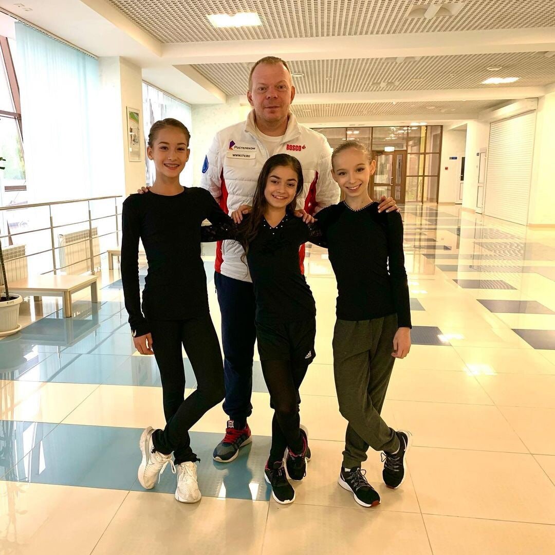 Софья Акатьева, Аделия Петросян и Дарья Садкова с Сергеем Дудаковым на контрольных прокатах в Новогорске. Фото из открытых источников