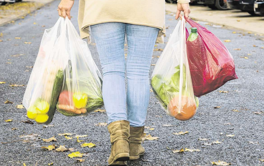 Сон тяжелые сумки. Пластиковый пакет с продуктами. Тяжелые сумки с продуктами. Полиэтиленовый пакет с продуктами. Женщина несет пакеты с продуктами.