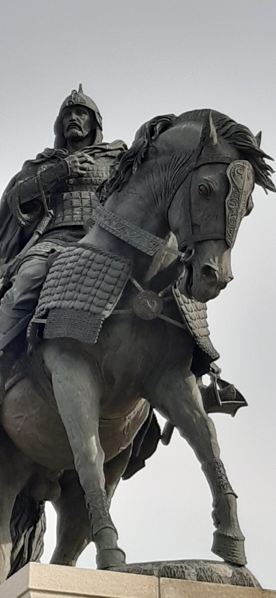 Памятник Дмитрию Донскому на площади перед Кремлем