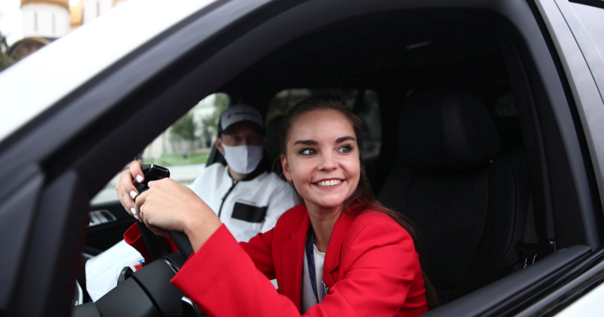 Дина Аверина в автомобиле