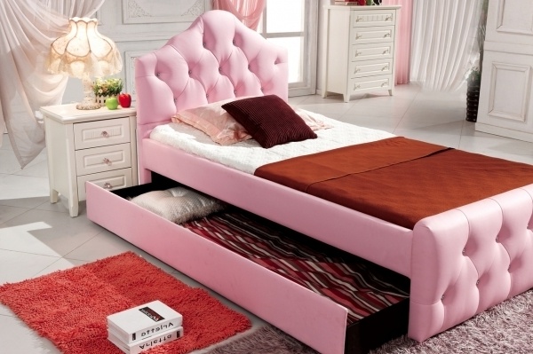 Кровать с выдвижным механизмом