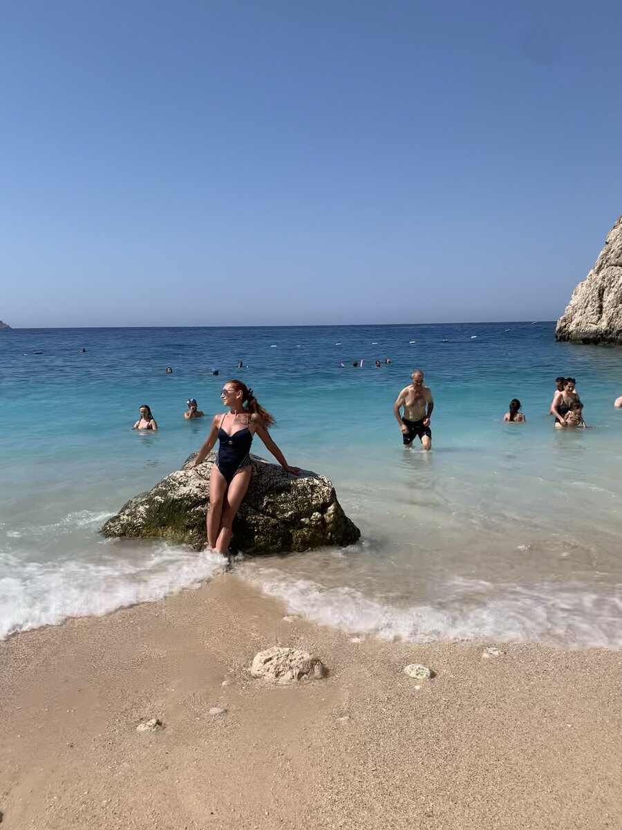 Все делают фото с этим камнем на пляже Капуташ и я не устояла 