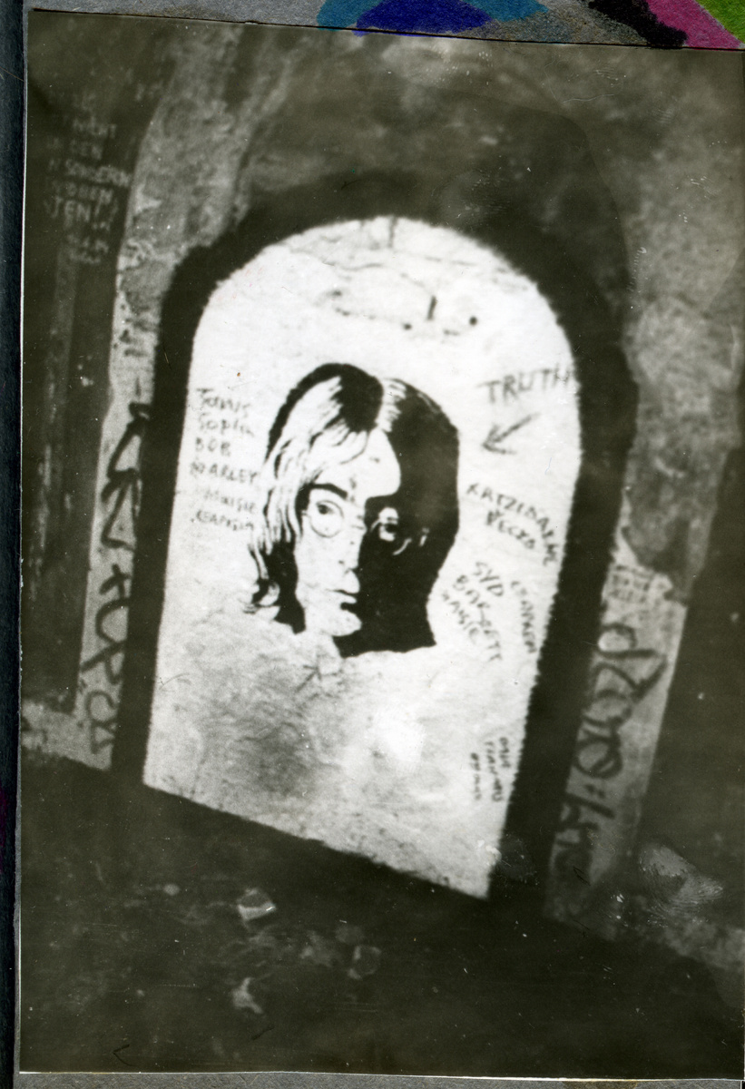 Стена Леннона в Праге. 1995.