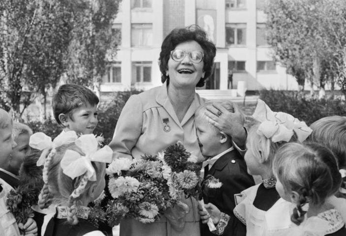 Советский педагог с учениками