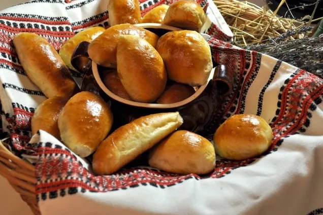 Дрожжевое тесто для пирожков с сухими дрожжами на молоке - рецепт пошагово с фото | ТестоВед