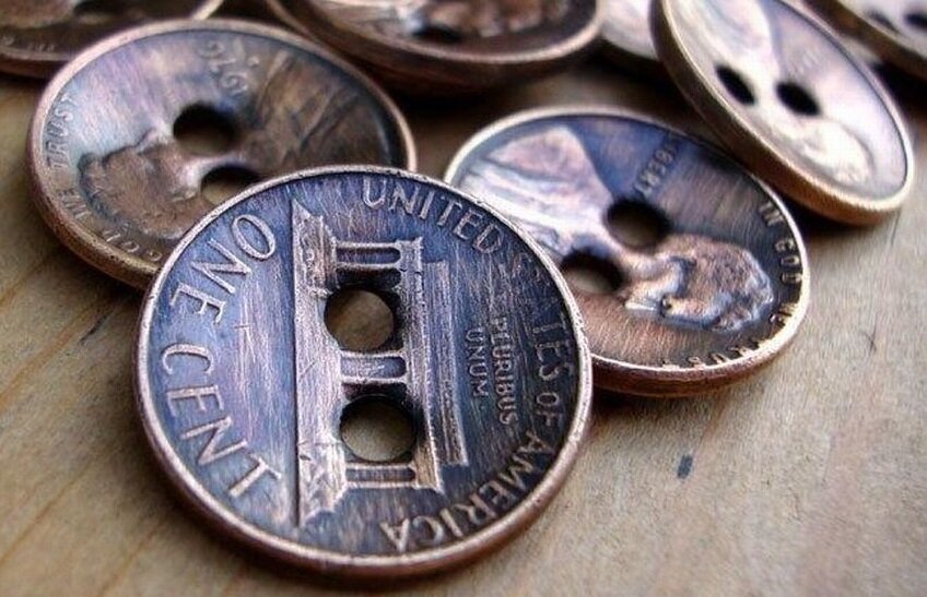 Примерно тем же способом в пуговицы превратились и одноцентовые монеты. Фото: 1000000diy.ru/pugovitsy-iz-monet-10-modelej