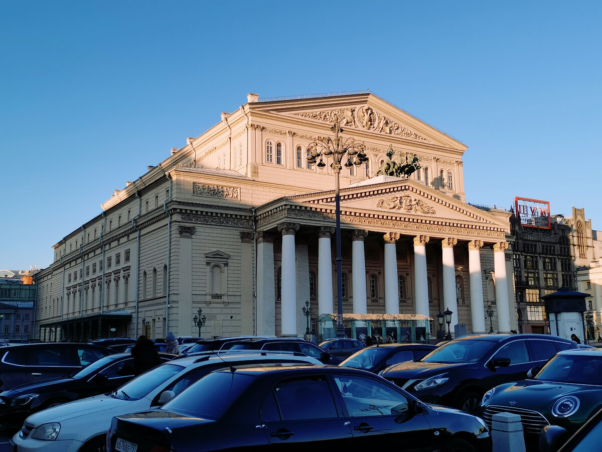 Театральная площадь (здесь и далее - названия улиц, актуальные сегодня) 